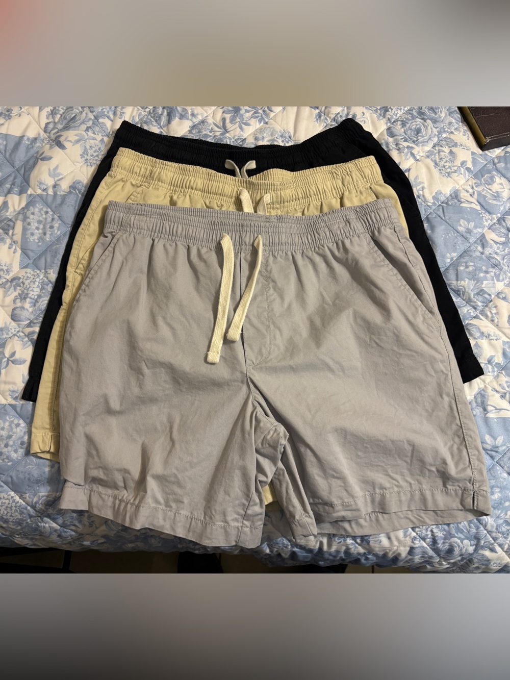 Bundle of 3 Goodfellow & Co. Men’s Snall Khaki, Grey and Black Shorts